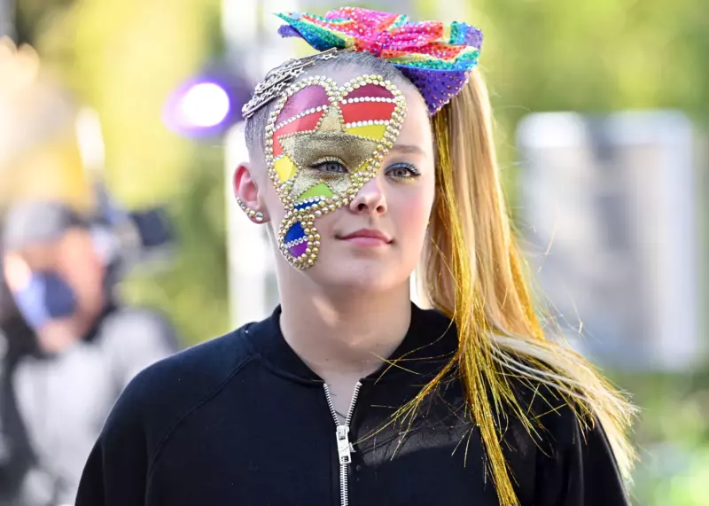 JoJo Siwa claims that even though she kept all of her previous hair bows, she is still tempted to wear one.
