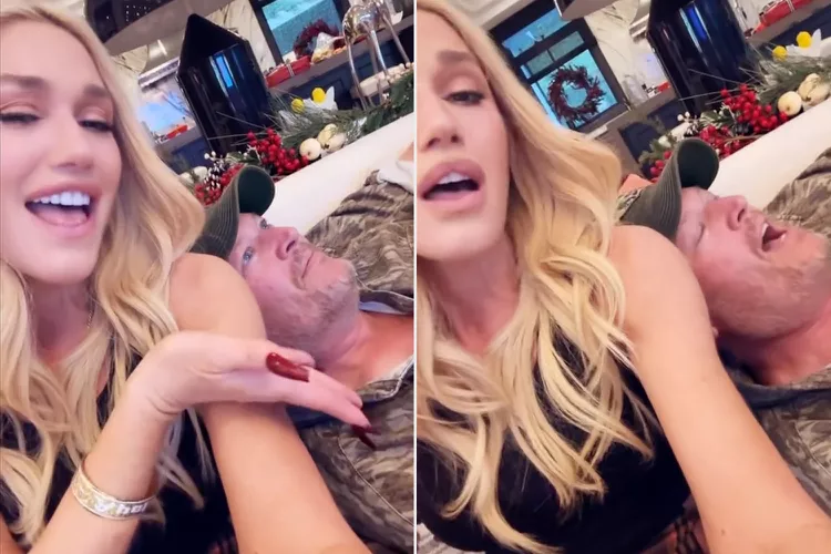 Watch Blake Shelton and Gwen Stefani perform You make me feel like Christmas on the spotlight from their couch