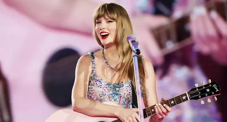 The night before the Super Bowl, Taylor Swift eats dinner in New Orleans with Kylie Kelce and the haim sisters