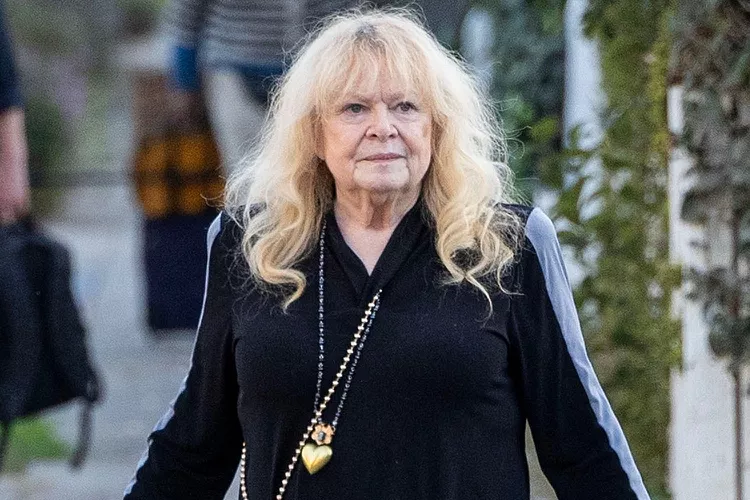 Following a shocking interview about her unpleasant experiences with Norman Lear and Betty White, Sally Struthers comes out