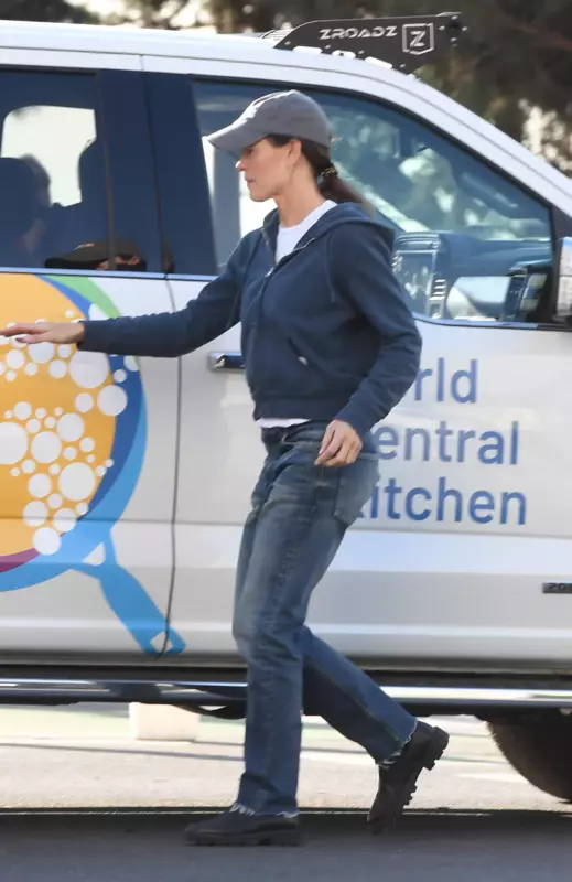 During the L.A. fires, Jennifer Garner offers to help feed first responders by setting up a World Central Kitchen