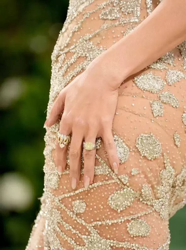 According to the terms of their divorce settlement, Jennifer Lopez will keep Ben Affleck's 8.5-carat green diamond engagement ring.